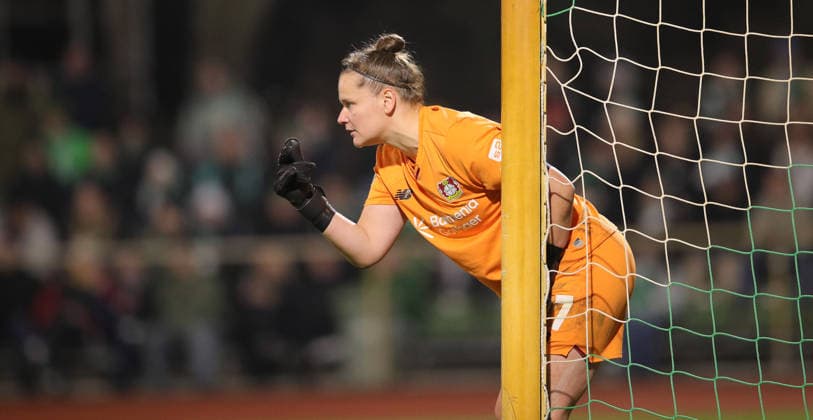 Foto : Torhüterin Friederike REPOHL ( Leverkusen ) Fussball Google Pixel Frauen Bundesliga , 13. Spieltag am Fr. 12.12.2025 Werder Bremen - Bayer 04 Leverkusen