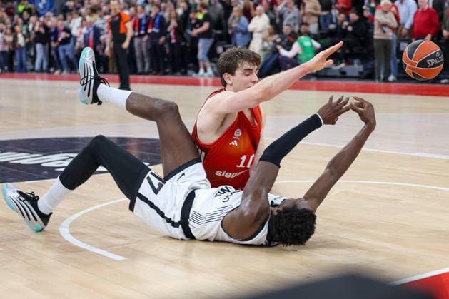 Justinian Jessup (FC Bayern Basketball, 10) mit Isaac Bonga (Partizan Mozzart Bet Belgrad, 17), GER, FC Bayern Basketball vs. Partizan Mozzart Bet Belgrad, Basketball, Euroleague, 23. Spieltag, Saison 2025 2026, 20.01.2026, GER, FC Bayern Basketball vs. Partizan Mozzart Bet Belgrad, Basketball, Euroleague, 23. Spieltag, Saison 2025 2026, 20.01.2026 Muenchen Copyright: xEibner-Pressefoto JennixMaulx EP_JML