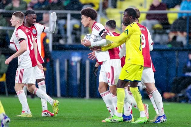 VILLARREAL , 20- 01-2026 , Estadio de la Ceramica, Season 2025 2026, UEFA Champions League match between Villarreal and Ajax. Picture shows Ajax player Oscar Gloukh scores the 1-1 and celebrates Ajax player Aaron Bouwman got the bal Villarreal - Ajax  x200956818x Copyright: