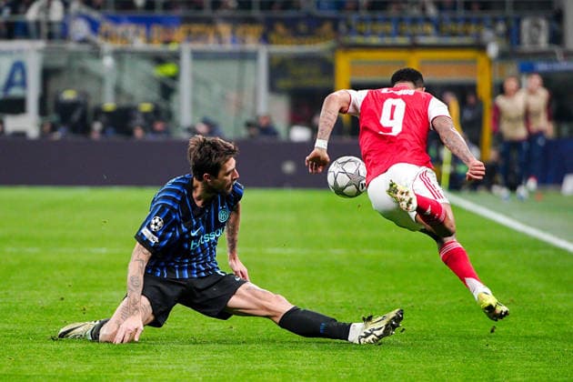 Inter Milan s Francesco Acerbi fights for the ball with Arsenal™s Gabriel Jesus during the Uefa Champions League soccer match between Inter and Arsenal at the San Siro Stadium in Milan , north Italy - Tuesday , January 20, 2026. - Soccer .  Copyright: xMarcoxAlpozzi LaPressex