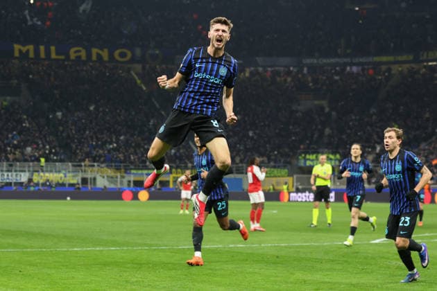 January 20, 2026, Milan, Lombardy, Italy: PETAR SUCIC 8 of Inter celebrates with his teammates after scoring their side s first goal in the UEFA Champions League 2025 26 League Phase Day 7 game between FC INTER and ARSENAL FC at the Giuseppe Meazza Stadium in Milan, Italy. Liverpool won the game 1:0. Milan Italy - ZUMAc179 20260120_zep_c179_013 Copyright: xMickaelxChavetx