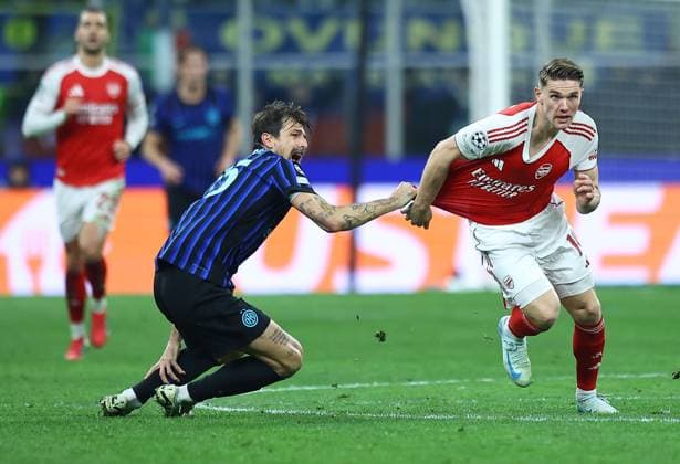 Viktor Gyokeres of Arsenal and Francesco Acerbi of Inter Milan Inter Milan v Arsenal, UEFA Champions League, Group Stage, Football, San Siro, Milan, Italy - 20 Jan 2026Milan San Siro Italy EDITORIAL USE ONLY No use with unauthorised audio, video, data, fixture lists, club league logos or live services. Online in-match use limited to 120 images, no video emulation. No use in betting, games or single club league player publications.  Copyright: xMichaelxZemanek Shutterstockx 16348333aq