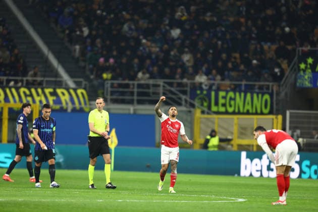 January 20, 2026, Milan, Lombardy, Italy: GABRIEL JESUS of Arsenal celebrates with his teammates after scoring his side s first goal in the UEFA Champions League 2025 26 League Phase Day 7 game between FC INTER and ARSENAL FC at the Giuseppe Meazza Stadium in Milan, Italy. Liverpool won the game 1:0. Milan Italy - ZUMAc179 20260120_zep_c179_032 Copyright: xMickaelxChavetx