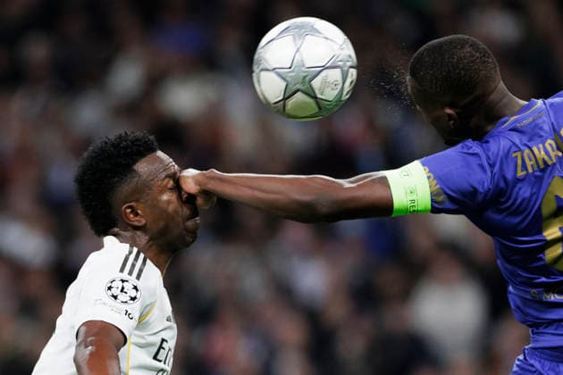 UEFA champions league - Real Madrid vs AS Monaco MADRID, SPAIN - January 20:Denis Zakaria of AS Monaco hits to Vinicius Jr of Real Madrid during the UEFA champions league 2025 26 match between Real Madrid and AS Monaco at Santiago Bernabeu Stadium. (Photo by Guille Martinez f22photo) Madrid Santiago Bernabeu Stadium Spain Copyright: xGuillermoxMartinezx