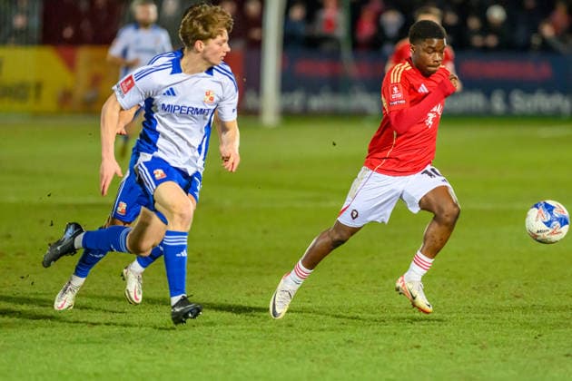 Salford City v Swindon Town - Emirates FA Cup Third Round Kelly Nmai of Salford City FC is under pressure from Joel McGregor of Swindon Town FC during the Emirates FA Cup Third Round match between Salford City and Swindon Town at The Peninsula Stadium in Salford, on January 20, 2026. Salford Lancashire United Kingdom  Copyright: xMIxNewsx originalFilename:fletcher-salfordc260120_npdV6.jpg