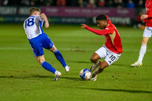 Salford City v Swindon Town - Emirates FA Cup Third Round Gavin Kilkenny of Swindon Town FC tries to tackle Kelly Nmai of Salford City FC during the Emirates FA Cup Third Round match between Salford City and Swindon Town at The Peninsula Stadium in Salford, on January 20, 2026. Salford Lancashire United Kingdom  Copyright: xMIxNewsx originalFilename:fletcher-salfordc260120_npgaj.jpg