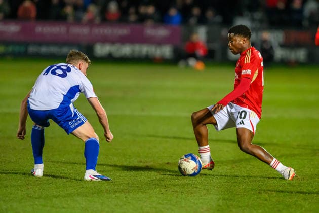 Salford City v Swindon Town - Emirates FA Cup Third Round Gavin Kilkenny of Swindon Town FC tries to tackle Kelly Nmai of Salford City FC during the Emirates FA Cup Third Round match between Salford City and Swindon Town at The Peninsula Stadium in Salford, on January 20, 2026. Salford Lancashire United Kingdom  Copyright: xMIxNewsx originalFilename:fletcher-salfordc260120_np4V2.jpg