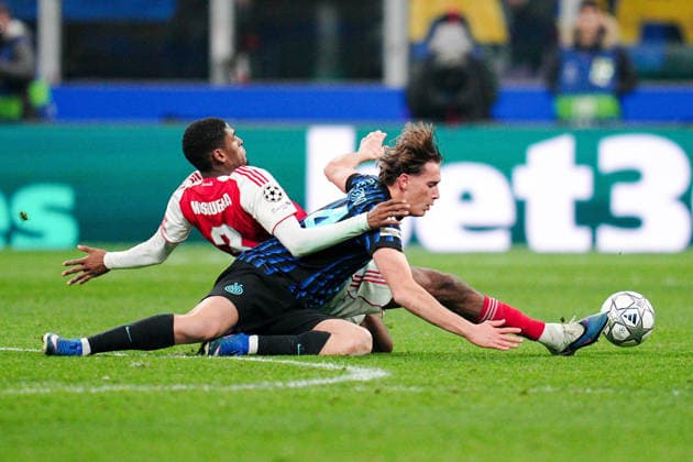 Arsenal s Cristhian Mosquera fights for the ball with Inter Milan s Francesco Pio Esposito during the Uefa Champions League soccer match between Inter and Arsenal at the San Siro Stadium in Milan , north Italy - Tuesday , January 20, 2026. - Soccer .  Copyright: xMarcoxAlpozzi LaPressex