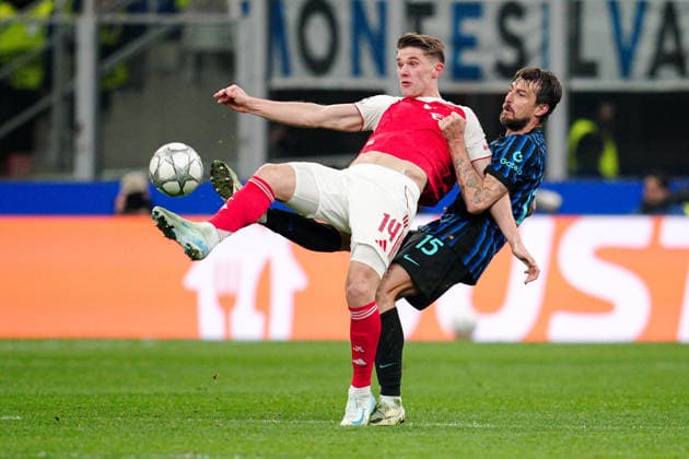 Arsenal s Viktor Gyoekeres fights for the ball with Inter Milan s Francesco Acerbi during the Uefa Champions League soccer match between Inter and Arsenal at the San Siro Stadium in Milan , north Italy - Tuesday , January 20, 2026. - Soccer .  Copyright: xMarcoxAlpozzi LaPressex