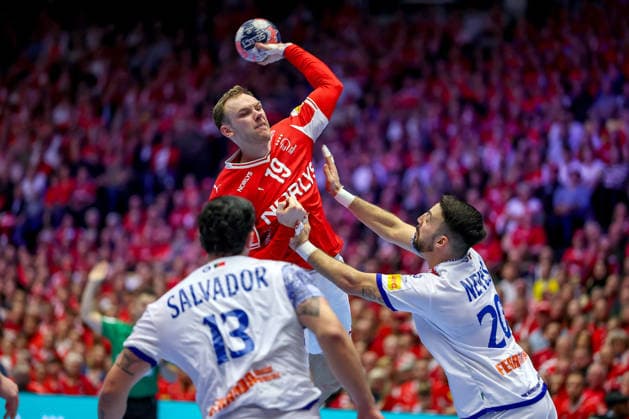 20.01.2026, Handball, Men s EHF EURO 2026, Dänemark - Portugal, Jyske Bank Boxen in Herning, Dänemark, Preliminary Round: Mathias Gidsel (Denmark 19) im Zweikampf gegen Rocha Nogueira (Portugal 13) Miguel Jose Soares Neves (Portugal 20) Dänemark