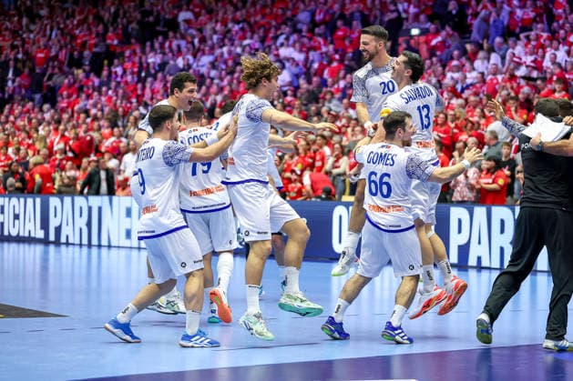 20.01.2026, Handball, Men s EHF EURO 2026, Dänemark - Portugal, Jyske Bank Boxen in Herning, Dänemark, Preliminary Round: Abschlussjubel nach dem Sieg der Portugiesen gegen Dänemark Filipe Graca Monteiro (Portugal 09) Miguel Jose Soares Neves (Portugal 20) Gabriel Oliveira Cavalcanti (Portugal 95) Ricardo Caldeira Brandao (Portugal 86) Martim Mota Costa (Portugal 79) Dänemark *** 20 01 2026, Handball, Men s EHF EURO 2026, Denmark Portugal, Jyske Bank Boxen in Herning, Denmark, Preliminary Round Final celebration after the Portuguese win against Denmark Filipe Graca Monteiro Portugal 09 Miguel Jose Soares Neves Portugal 20 Gabriel Oliveira Cavalcanti Portugal 95 Ricardo Caldeira Brandao Portugal 86 Martim Mota Costa Portugal 79 Denmark