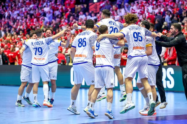 20.01.2026, Handball, Men s EHF EURO 2026, Dänemark - Portugal, Jyske Bank Boxen in Herning, Dänemark, Preliminary Round: Abschlussjubel nach dem Sieg der Portugiesen gegen Dänemark Filipe Graca Monteiro (Portugal 09) Miguel Jose Soares Neves (Portugal 20) Gabriel Oliveira Cavalcanti (Portugal 95) Ricardo Caldeira Brandao (Portugal 86) Martim Mota Costa (Portugal 79) Dänemark