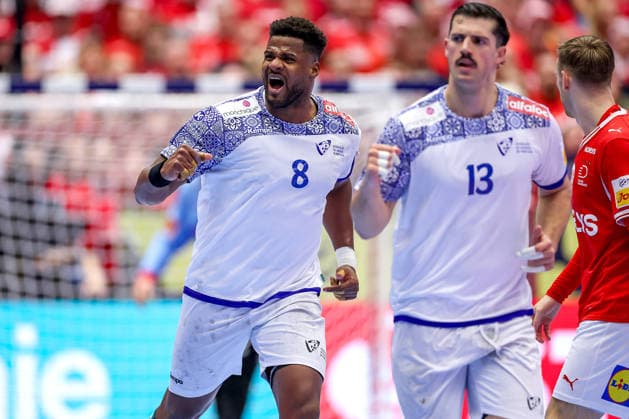 20.01.2026, Handball, Men s EHF EURO 2026, Dänemark - Portugal, Jyske Bank Boxen in Herning, Dänemark, Preliminary Round: Victor Manuel Iturriza Alvarez (Portugal 08) jubelnd neben Rocha Nogueira (Portugal 13) Dänemark
