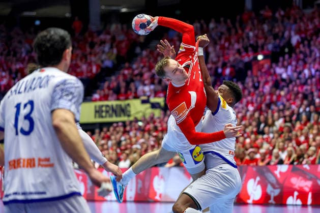 20.01.2026, Handball, Men s EHF EURO 2026, Dänemark - Portugal, Jyske Bank Boxen in Herning, Dänemark, Preliminary Round: Mathias Gidsel (Denmark 19) wirft auf das Tor im Zweikampf gegen Victor Manuel Iturriza Alvarez (Portugal 08) Dänemark
