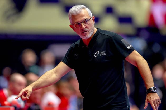 20.01.2026, Handball, Men s EHF EURO 2026, Dänemark - Portugal, Jyske Bank Boxen in Herning, Dänemark, Preliminary Round: Headcoach Paulo Jorge Moura Pereira (Portugal hc) gestikulierend am Spielfeldrand Dänemark