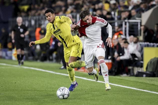 VILLARREAL - (l-r) Santiago Mourino of Villarreal CF and Mika Godts of AFC Ajax during the UEFA Champions League match between Villarreal CF and AFC Ajax at Estadio de la Ceramic on January 20, 2026 in Villarreal, Spain. BAS CZERWINSKI ANP UEFA Champions League 2025 26 League Phase MD7 2025-2026 xVIxANPxSportx xxANPxIVx 548110613 originalFilename: 548110613.jpg