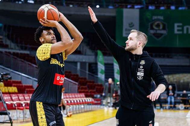 Sopot, 20.01.2026 FIBA EUROPE CUP KOSZYKOWKA MEZCZYZN MECZ Energa Trefl Sopot - Rostock Seawolves FIBA EUROPE CUP BASKETBALL LEAGUE GAME Energa Trefl Sopot - Rostock Seawolves NZ Paul Scruggs , trener coach Jakub Pendrakowski , FOT. KRZYSZTOF POLACZYK 058sport.pl NEWSPIX.PL --- newspix.pl POLAND OUT! 