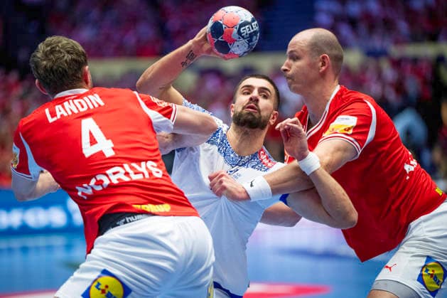 European Men s Handball Championship: Denmark - Portugal Portugal s Martim Costa in action with Denmark s Magnus Landin and Simon Hald during the men s handball match between Denmark and Portugal in EHF Euro 2026 Group B at Jyske Bank Boxen in Herning on Tuesday, January 20, 2026. (Photo: Bo Amstrup Ritzau Scanpix) , Herning Denmark Mors Copyright: BoxAmrstrupx xRitzauxScanpix BoxAmstrupx spdk20260120-225406-L