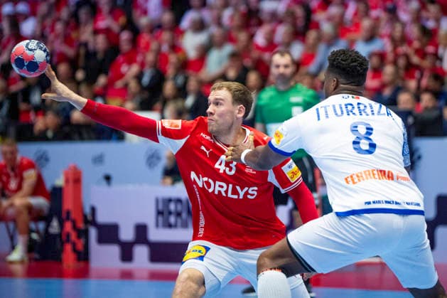 Men s Handball European Championship, EM, Europameisterschaft Denmark - Portugal Denmark s Simon Pytlick in action with Portugal s Victor Iturriza during the men s handball match between Denmark and Portugal in EHF Euro 2026 group B at Jyske Bank Boxen in Herning on Tuesday, January 20, 2026. (Photo: Bo Amstrup Ritzau Scanpix) , Herning Denmark Mors Copyright: BoxAmrstrupx xRitzauxScanpix BoxAmstrupx spdk20260120-230501-L