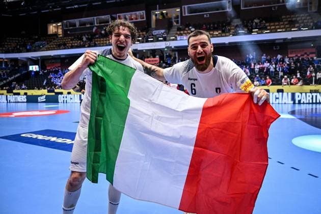 Handball, EM, Polen - Italien ALTRO - Pallamano - Men s EHF Euro 2026 - Poland vs Italy Giacomo Jack Savini of Italy, Davide Bulzamini of Italy during Men s EHF Euro 2026 - Poland vs Italy, Handball match in Kristianstad, Sweden, January 20 2026 Kristianstad Sweden  Copyright: xIPAxSport ABACAx