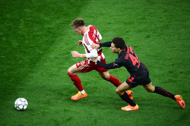 UEFA Champions League, Olympiacos FC vs Bayer 04 Leverkusen - Costinha of Olympiacos in action against Montrell Culbreath of Leverkusen during the UEFA Champions League league phase matchday 7 soccer match betweenOlympiacos and Leverkusen held at Georgios Karaiskakis Stadium in Piraeus, Greece, 20 January 2025. IMAGO ONE INCH PRODUCTIONS PIRAEUS Greece Copyright: xOnexInchxProductionsx 6819471