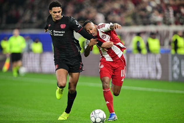 UEFA Champions League, Olympiacos FC vs Bayer 04 Leverkusen - Gelson Martins of Olympiacos in action against Jarell Quansah of Leverkusen during the UEFA Champions League league phase matchday 7 soccer match betweenOlympiacos and Leverkusen held at Georgios Karaiskakis Stadium in Piraeus, Greece, 20 January 2025. IMAGO ONE INCH PRODUCTIONS PIRAEUS Greece Copyright: xOnexInchxProductionsx 6819392