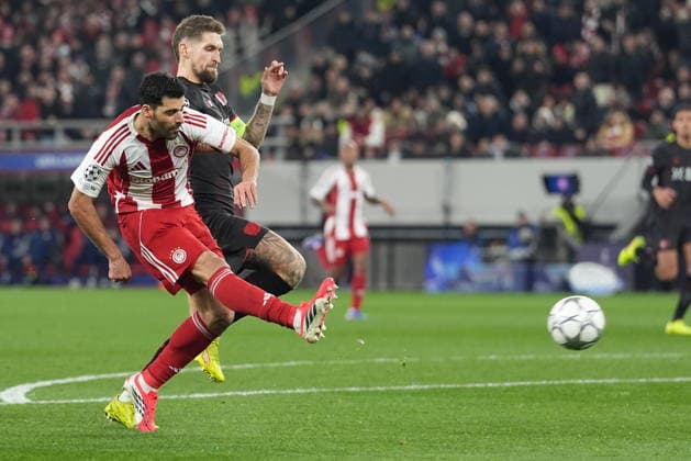UEFA Champions League, Olympiacos FC vs Bayer 04 Leverkusen -Mehdi Taremi of Olympiacos in action while scoring the 2-0 during the UEFA Champions League league phase matchday 7 soccer match betweenOlympiacos and Leverkusen held at Georgios Karaiskakis Stadium in Piraeus, Greece, 20 January 2025. IMAGO ONE INCH PRODUCTIONS PIRAEUS Greece Copyright: xOnexInchxProductionsx 6819321