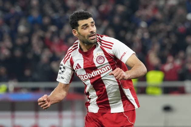 UEFA Champions League, Olympiacos FC vs Bayer 04 Leverkusen -Mehdi Taremi of Olympiacos celebrate after scoring the 2-0 during the UEFA Champions League league phase matchday 7 soccer match betweenOlympiacos and Leverkusen held at Georgios Karaiskakis Stadium in Piraeus, Greece, 20 January 2025. IMAGO ONE INCH PRODUCTIONS PIRAEUS Greece Copyright: xOnexInchxProductionsx 6819330