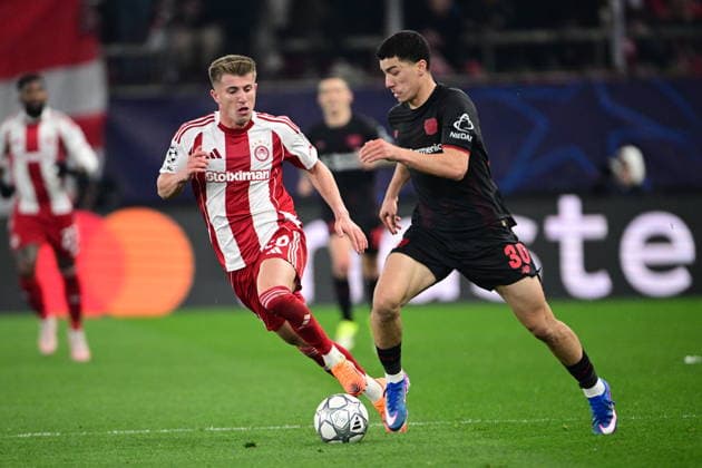 UEFA Champions League, Olympiacos FC vs Bayer 04 Leverkusen - Costinha of Olympiacos in action against Ibrahim Maza of Leverkusen during the UEFA Champions League league phase matchday 7 soccer match betweenOlympiacos and Leverkusen held at Georgios Karaiskakis Stadium in Piraeus, Greece, 20 January 2025. IMAGO ONE INCH PRODUCTIONS PIRAEUS Greece Copyright: xOnexInchxProductionsx 6819307