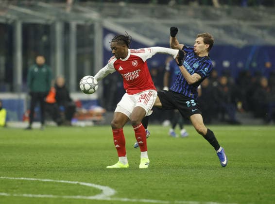 CALCIO - UEFA Champions League - Inter - FC Internazionale vs Arsenal FC Eberechi Eze of FC Arsenal and Nicolo Barella of FC Inter during the Uefa Champions League 2025 26 season football match between FC Inter and FC Arsenal on 20 January 2026 at â?? Giuseppe Meazza Stadium, San Siro, Milan, Italy. Photo Nderim KACELI Milan Italy  Copyright: xIPAxSport ABACAx