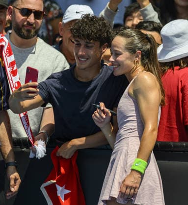 Australian Open 2026 MELBOURNE, AUSTRALIA - JANUARY 21: Zeynep Sonmez of Turkiye greets fans after winning her round two match against Anna Bondar of Hungary (not seen) at the Australian Open grand slam tennis tournament at Melbourne Park in Melbourne, Australia on January 21, 2026. Mark Avellino Anadolu Melbourne Australia. Editorial use only. Please get in touch for any other usage.  Copyright: x2026xAnadoluxMarkxAvellinox