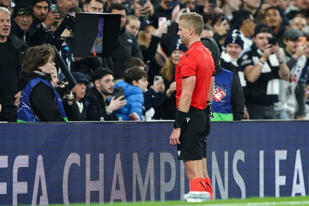 20th January 2026; Tottenham Hotspur Stadium, London, England; UEFA Champions League Football, Tottenham Hotspur versus Borussia Dortmund; Referee Glenn Nyberg checks the VAR screen  IanxStephen