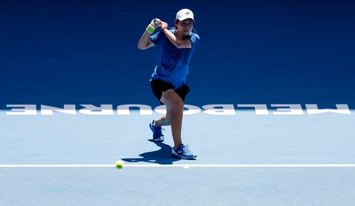 (260121) -- MELBOURNE, Jan. 21, 2026 -- Bai Zhuoxuan of China hits a return during the women s singles 2nd round match against Aryna Sabalenka of Belarus at the Australian Open tennis tournament in Melbourne, Australia, Jan. 21, 2026. ) (SP)AUSTRALIA-MELBOURNE-TENNIS-AUSTRALIAN OPEN-WOMEN S SINGLES-DAY 4 MaxPing 