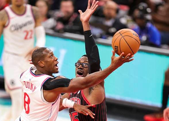 (260121) -- CHICAGO, Jan. 21, 2026 -- LA Clippers Kris Dunn (L) goes to the basket against Chicago Bulls Jalen Smith during the 2025-2026 NBA, Basketball Herren, USA regular season basketball game between Los Angeles Clippers and Chicago Bulls at United Center in Chicago, the United States, Jan. 20, 2026. (Photo by Xinhua) (SP)U.S.-CHICAGO-BASKETBALL-NBA-BULLS VS CLIPPERS JoelxLerner 
