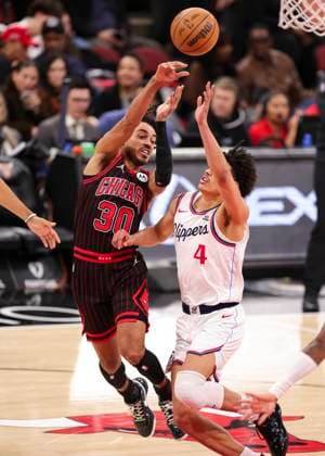 (260121) -- CHICAGO, Jan. 21, 2026 -- Chicago Bulls Tre Jones (L) throws a pass during the 2025-2026 NBA, Basketball Herren, USA regular season basketball game between Los Angeles Clippers and Chicago Bulls at United Center in Chicago, the United States, Jan. 20, 2026. (Photo by Xinhua) (SP)U.S.-CHICAGO-BASKETBALL-NBA-BULLS VS CLIPPERS JoelxLerner 