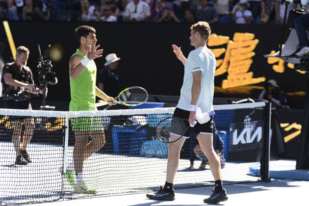 AUSTRALIAN OPEN 2026 MELBOURNE, AUSTRALIA - JANUARY 21: Carlos Alcaraz (ESP) shakes hands with Yannick Hanfmann (GER) after winning the match and progressing to round 3 at the Australian Open grand slam tennis tournament at Melbourne Park in Melbourne, Australia on January 21, 2026 Mark Avellino Anadolu Melbourne Australia. Editorial use only. Please get in touch for any other usage.  Copyright: x2026xAnadoluxMarkxAvellinox
