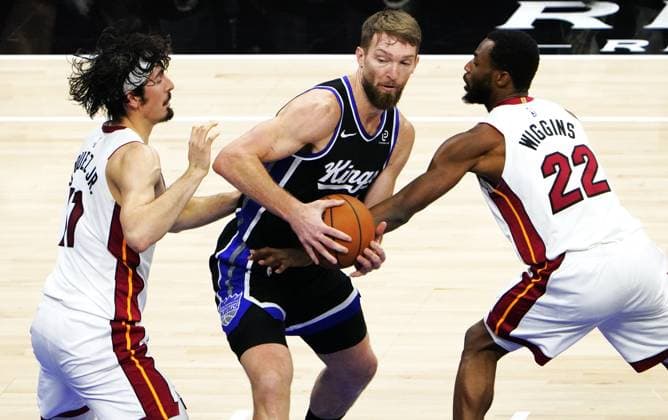 (260121) -- SACRAMENTO, Jan. 21, 2026 -- Sacramento Kings Domantas Sabonis (C) competes during the 2025-2026 NBA, Basketball Herren, USA regular season basketball game between Miami Heats and Sacramento Kings in Sacramento, the United States, Jan. 20, 2026. ) (SP)U.S.-SACRAMENTO-BASKETBALL-NBA-HEATS VS KINGS WuxXiaoling 