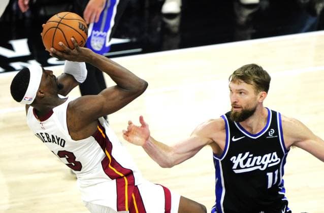 (260121) -- SACRAMENTO, Jan. 21, 2026 -- Sacramento Kings Domantas Sabonis (R) defends Miami Heats Bam Adebayo during the 2025-2026 NBA, Basketball Herren, USA regular season basketball game between Miami Heats and Sacramento Kings in Sacramento, the United States, Jan. 20, 2026. ) (SP)U.S.-SACRAMENTO-BASKETBALL-NBA-HEATS VS KINGS WuxXiaoling 
