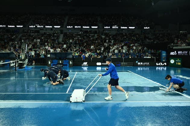 TENNIS AUSTRALIAN OPEN, Rain delays play as Alexander Zverev of Germany takes on Alexandre Muller of France during the Men™s 2nd round match on day 4 of the 2026 Australian Open tennis tournament at Melbourne Park in Melbourne, Wednesday, January 21, 2026. ( NO ARCHIVING MELBOURNE VICTORIA AUSTRALIA  Copyright: xJOELxCARRETTx 20260121114528539348