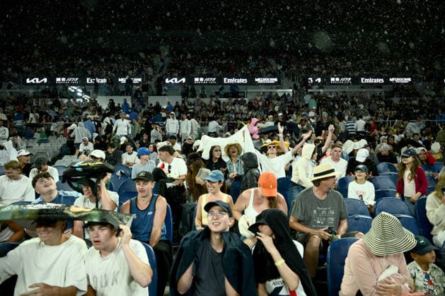 TENNIS AUSTRALIAN OPEN, Rain delays play as Alexander Zverev of Germany takes on Alexandre Muller of France during the Men™s 2nd round match on day 4 of the 2026 Australian Open tennis tournament at Melbourne Park in Melbourne, Wednesday, January 21, 2026. ( NO ARCHIVING MELBOURNE VICTORIA AUSTRALIA  Copyright: xJOELxCARRETTx 20260121125538272335