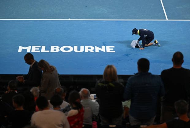 TENNIS AUSTRALIAN OPEN, Rain delays play as Alex de Minaur of Australia takes on Hamad Medjedovic of Serbia reacts during the Men™s 2nd round match on day 4 of the 2026 Australian Open tennis tournament at Melbourne Park in Melbourne, Wednesday, January 21, 2026. ( NO ARCHIVING MELBOURNE VICTORIA AUSTRALIA  Copyright: xLUKASxCOCHx 20260121135019341369