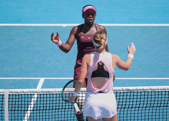vorne Caty McNally gratuliert der SiegerinVictoria Mboko (CAN), Australian Open 2026, Melbourne Park, Melbourne, Victoria, Australia. Copyright: xJuergenxHasenkopfx