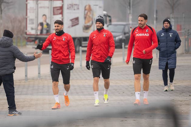 Fussball, Bundesliga, Herren, Training SC Freiburg - Europa-Park-Stadion, Europa Park Stadion,: Vincenzo Grifo (SC Freiburg, 32) Lucas Höler (SC Freiburg, 09) Christian Guenter (SC Freiburg, 30) Freiburg Europa Park Stadion Baden-Württemberg Deutschland Copyright: xFINLEYxMÖRCHx