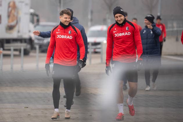 Fussball, Bundesliga, Herren, Training SC Freiburg - Europa-Park-Stadion, Europa Park Stadion,: Lukas Kuebler (SC Freiburg, 17) Maximilian Eggestein (SC Freiburg, 08) Freiburg Europa Park Stadion Baden-Württemberg Deutschland Copyright: xFINLEYxMÖRCHx