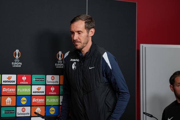 Fussball, Bundesliga, Herren, Freiburg - Europa-Park-Stadion, Europa Park Stadion,: Presse Konferenz, Europa League Spiel, Maccabi Tel-aviv, Julian Schuster (SC Freiburg, Trainer) Freiburg Europa Park Stadion Baden-Württemberg Deutschland Copyright: xFINLEYxMÖRCHx