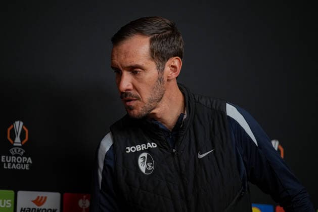 Fussball, Bundesliga, Herren, Freiburg - Europa-Park-Stadion, Europa Park Stadion,: Presse Konferenz, Europa League Spiel, Maccabi Tel-aviv, Julian Schuster (SC Freiburg, Trainer) Freiburg Europa Park Stadion Baden-Württemberg Deutschland Copyright: xFINLEYxMÖRCHx