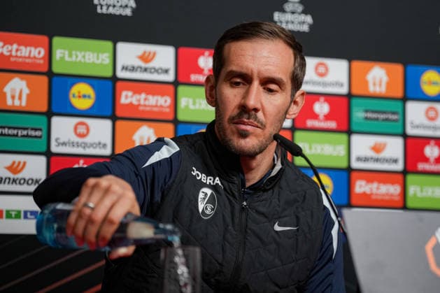 Fussball, Bundesliga, Herren, Freiburg - Europa-Park-Stadion, Europa Park Stadion,: Presse Konferenz, Europa League Spiel, Maccabi Tel-aviv, Julian Schuster (SC Freiburg, Trainer) Freiburg Europa Park Stadion Baden-Württemberg Deutschland Copyright: xFINLEYxMÖRCHx