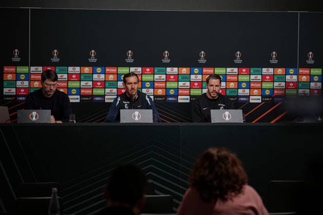 Fussball, Bundesliga, Herren, Freiburg - Europa-Park-Stadion, Europa Park Stadion,: Presse Konferenz, Europa League Spiel, Maccabi Tel-aviv, Christian Guenter (SC Freiburg, 30) Julian Schuster (SC Freiburg, Trainer) Freiburg Europa Park Stadion Baden-Württemberg Deutschland Copyright: xFINLEYxMÖRCHx