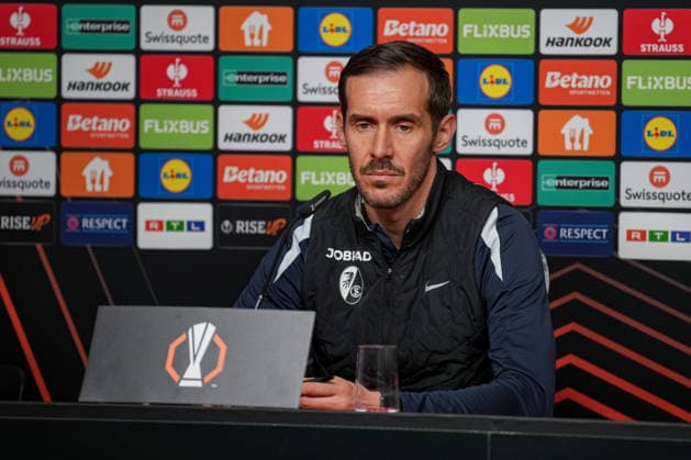 Fussball, Bundesliga, Herren, Freiburg - Europa-Park-Stadion, Europa Park Stadion,: Presse Konferenz, Europa League Spiel, Maccabi Tel-aviv, Julian Schuster (SC Freiburg, Trainer) Freiburg Europa Park Stadion Baden-Württemberg Deutschland Copyright: xFINLEYxMÖRCHx
