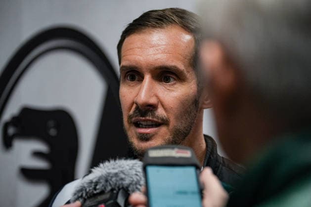 Fussball, Bundesliga, Herren, Freiburg - Europa-Park-Stadion, Europa Park Stadion,: Presse Konferenz, Europa League Spiel, Maccabi Tel-aviv, Julian Schuster (SC Freiburg, Trainer) Freiburg Europa Park Stadion Baden-Württemberg Deutschland Copyright: xFINLEYxMÖRCHx